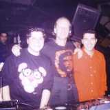 �In quel periodo suonavo veloce, anche 20 dischi in un�ora. UNa volta Sandro Toffi (in foto al centro con Michele Addabbo) al microfono disse "e chi sei Mandrake!"�